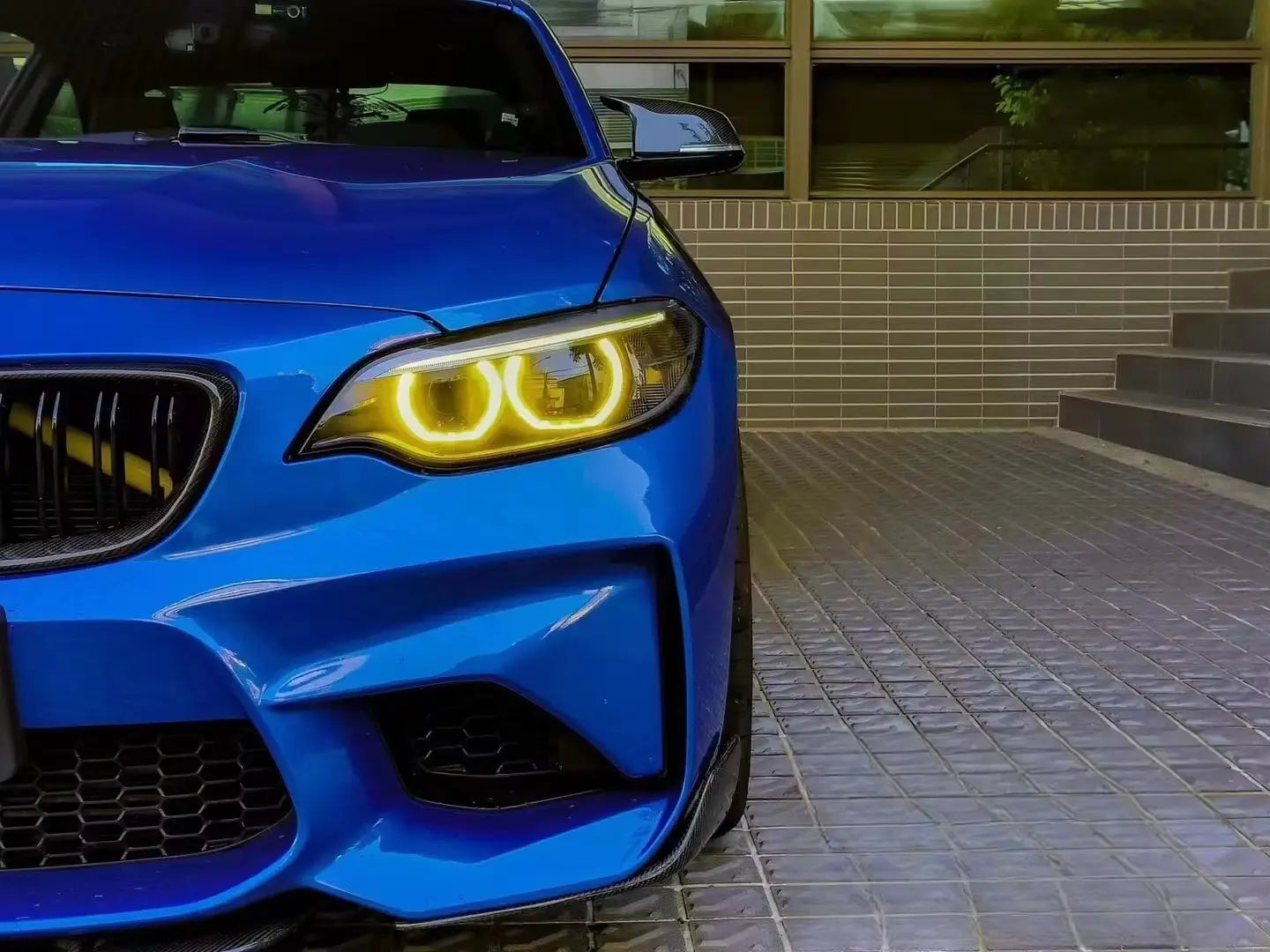 Vibráló kék bmw m2 sárga körfénytartóval és sportos első rácssal drl csl lámpa modul bmw f szériához kipufogó rendszerrel karbon szálas megjelenéssel