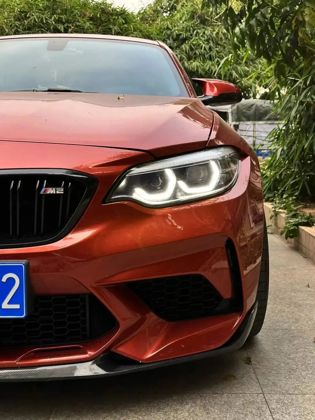 Vibráló piros bmw m2 sportautó fényes karbon szén kipufogó rendszerrel drl csl lámpa modullal minden f szériához
