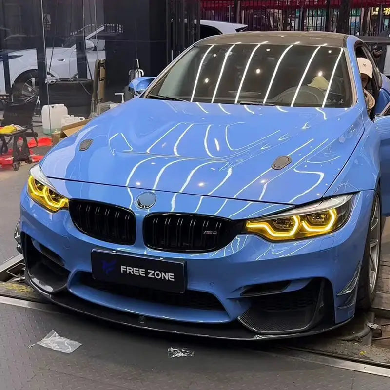 Vibráló kék bmw m4 carbon fiber drl csl lámpa modul fekete vesékkel és sárga fényszórókkal a kipufogó rendszerhez