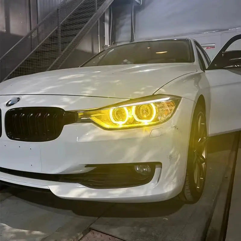 Fehér bmw sedan fekete vese hűtőrácssal és sárga led nappali menetfénnyel drl csl lámpa modulhoz bmw minden f szériához 2011 2020 között carbon fiber kipufogó rendszerrel