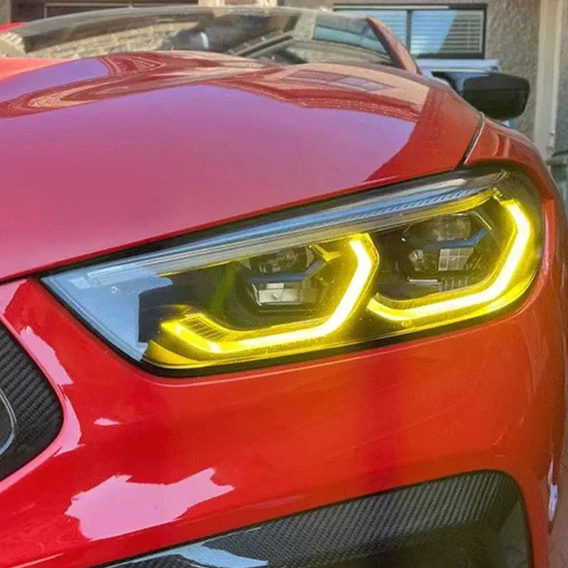 A bmw minden g széria 2015-től piros motorháztetőjén modern led drl csl lámpa modul sárga színű fénygyűrűvel karbon kipufogó rendszerhez