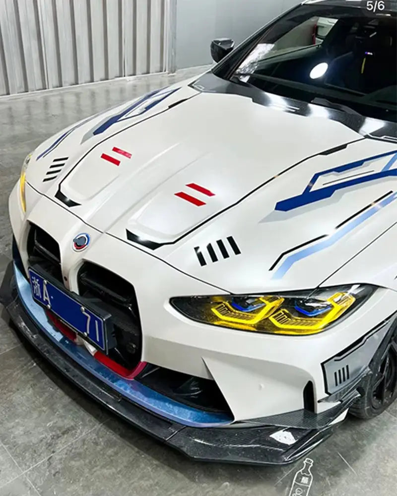 Fehér bmw m3 carbon fiber első splitterrel és sárga DRL cs lampa modul lámpával a kipufogó rendszer mellett