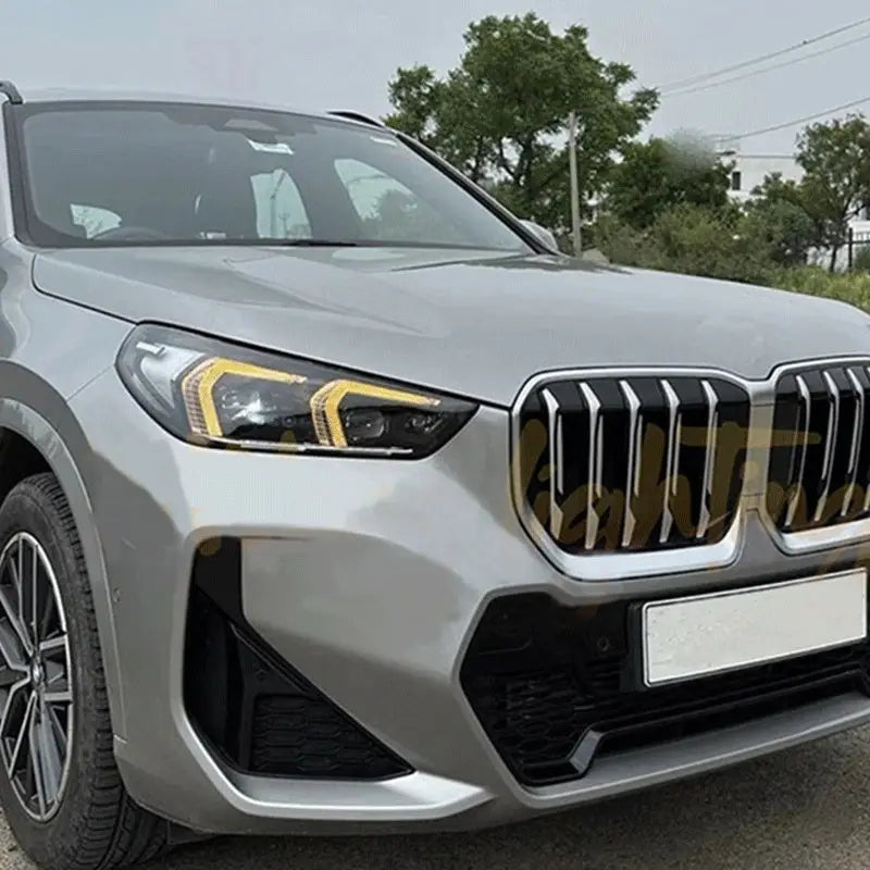 Ezüst bmw x1 suv jellegzetes vesék hűtőrácssal és szögletes led fényszóróval drl csl lámpa modul carbon fiber kipufogó rendszerhez