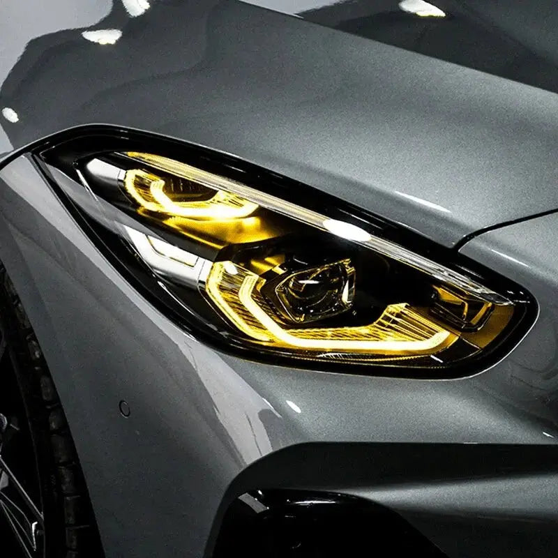 A szürke bmw minden g széria drl csl lámpa modulja modern led világítással és kipufogó rendszerrel