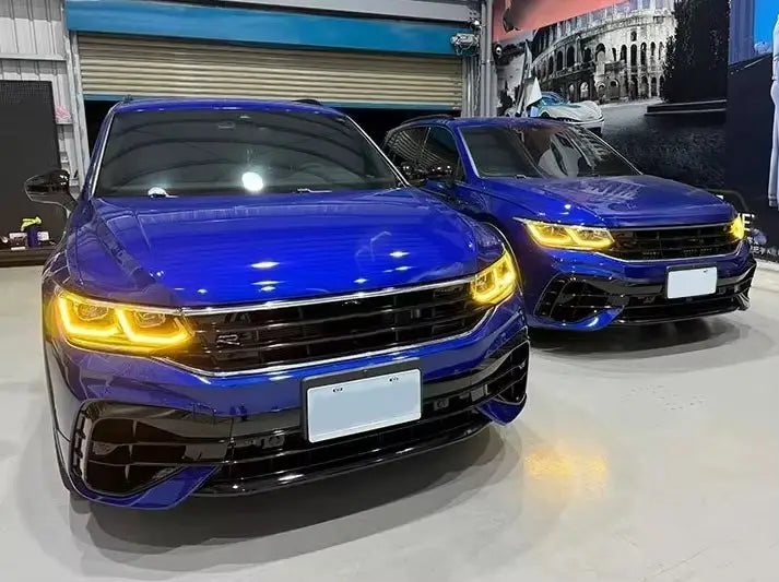 Vibráló kék volkswagen tiguan r fekete karbon kipufogó rendszerrel és sárga drl csl lámpa modullal