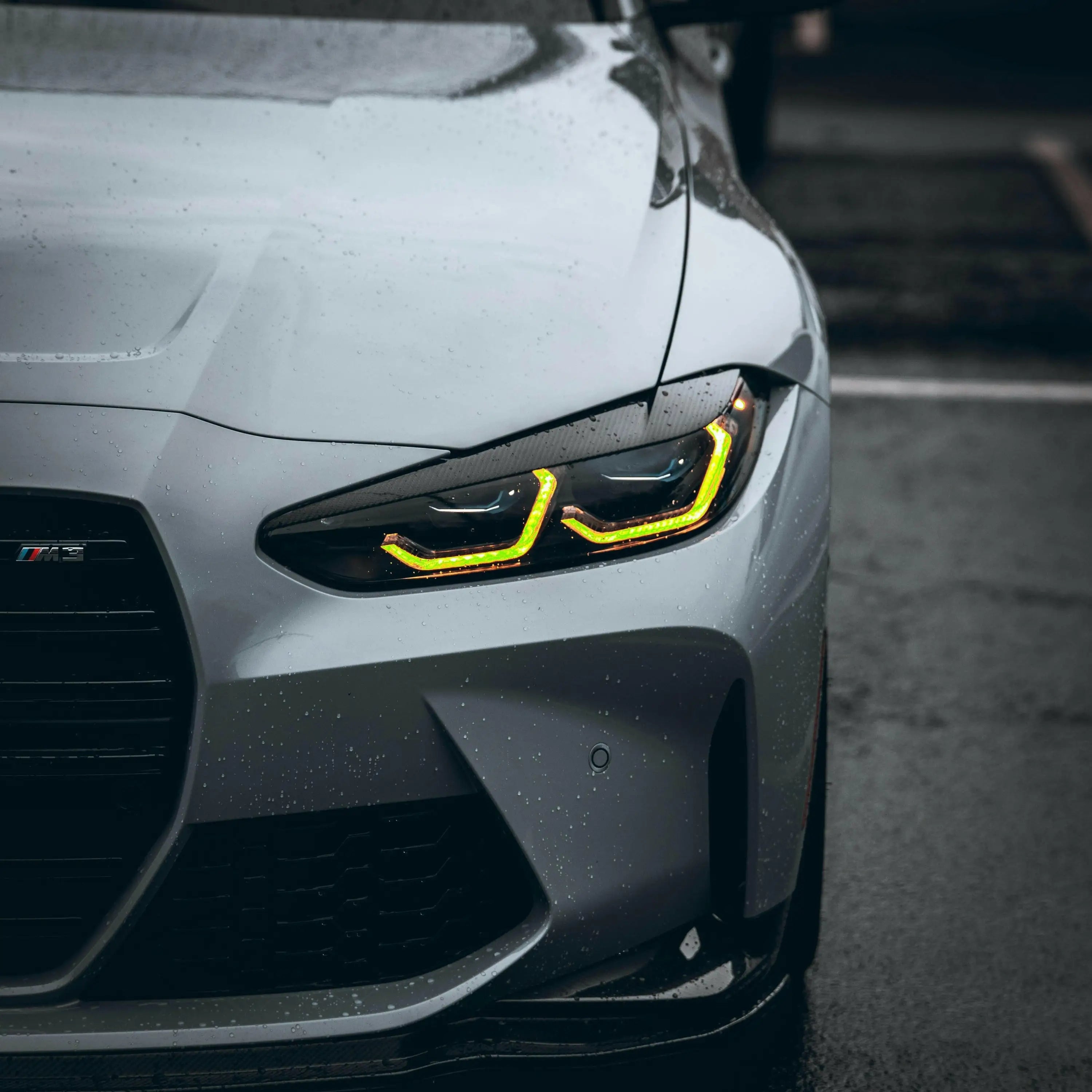 Ezüst bmw m3 első fényszóró pár sárga led világítással és karbon fiberes kipufogó rendszerhez illeszkedő rácsozattal