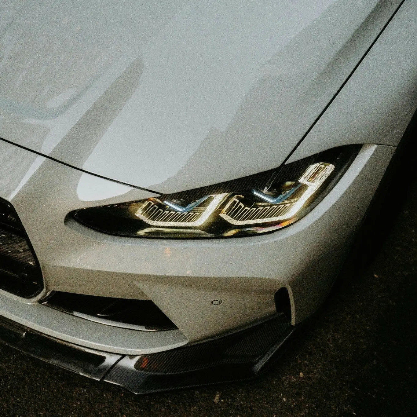 Első fényszóró pár bmw m3 kipufogó kompatibilis fehér sportautó karbon szálas kipufogó rendszerrel