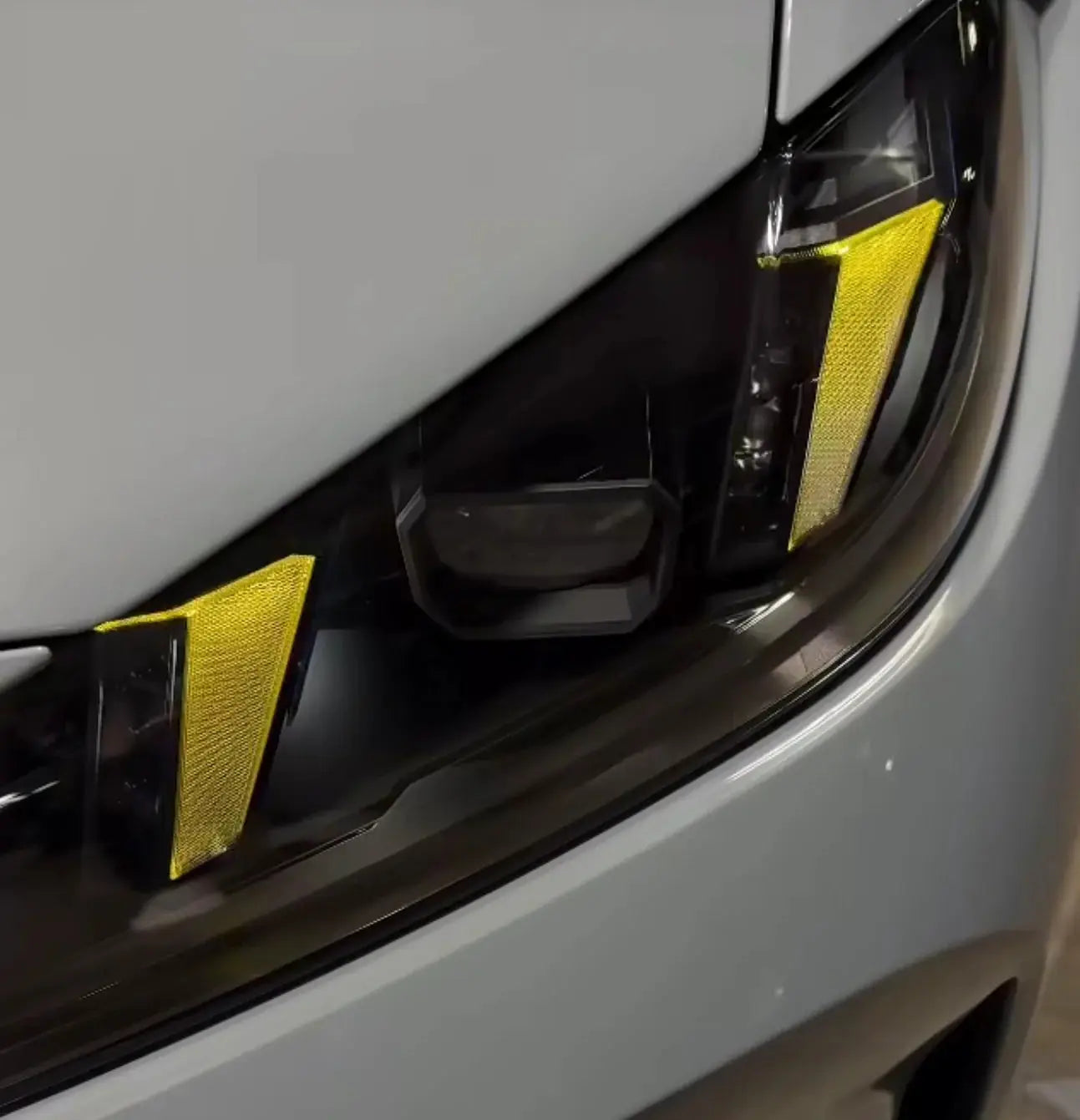 Első fényszóró pár bmw g80 g81 m3 g82 g83 m4 g22 g24 modellekhez sötét lencsével és sárga reflektorral carbon fiber kipufogó rendszer kompatibilitással