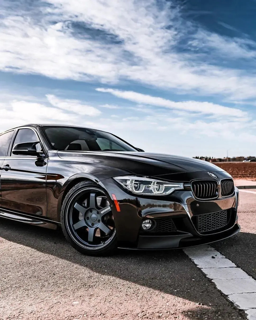 Fekete BMW F30 LCI szedán első 3/4-es nézetből, fényes fekete első koptatóval (MP Style)