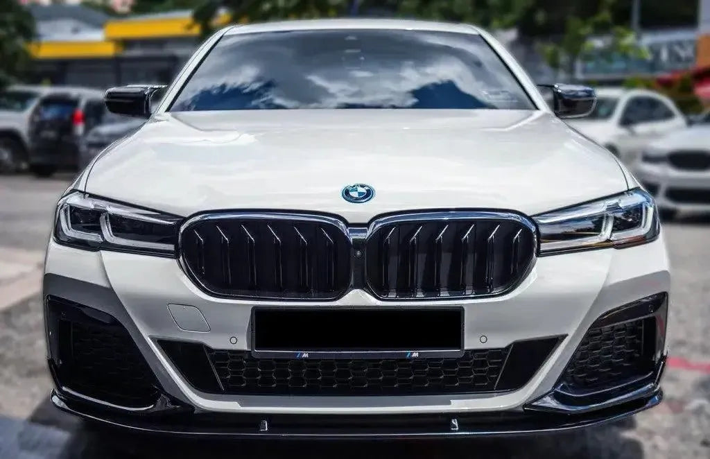 Fehér LCI BMW G30 M Sport szemből, felszerelt fényes fekete első koptatóval (FD Style)