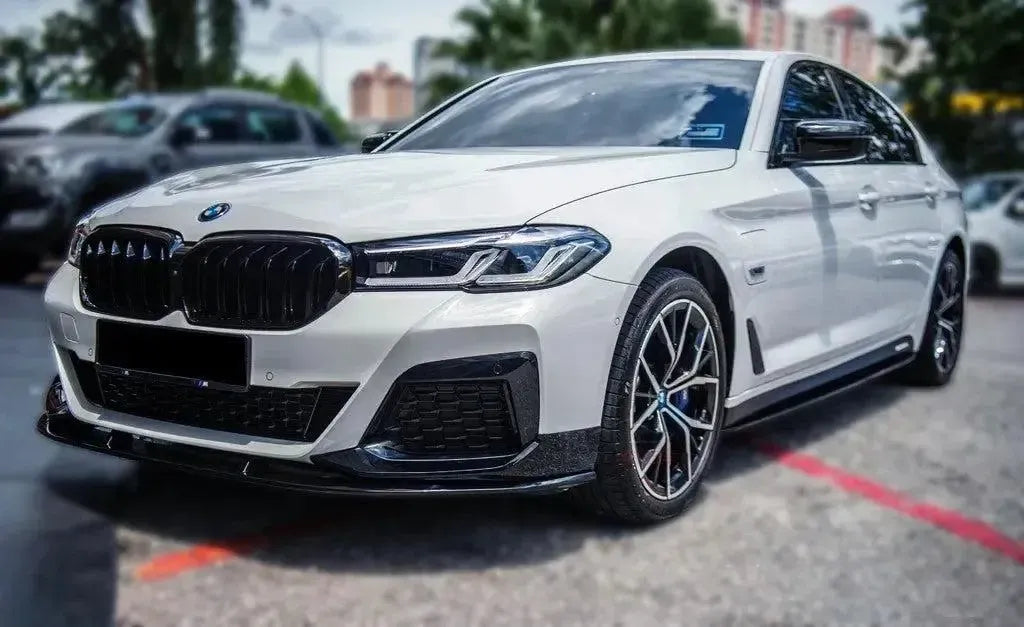 Fehér LCI BMW G30 M Sport elölről 3/4-ben, fényes fekete első koptatóval (FD Style)