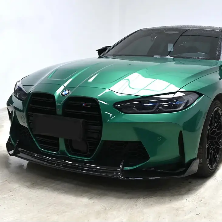 Egy csillogó smaragdzöld bmw m3 sportautó karbon szén első koptatóval a kipufogó rendszer optimalizálásához