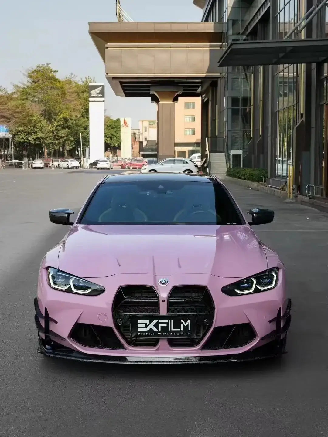 Matte rózsaszín bmw m3 első koptató karbon szálas anyagból a kipufogó rendszer tökéletes kiegészítője