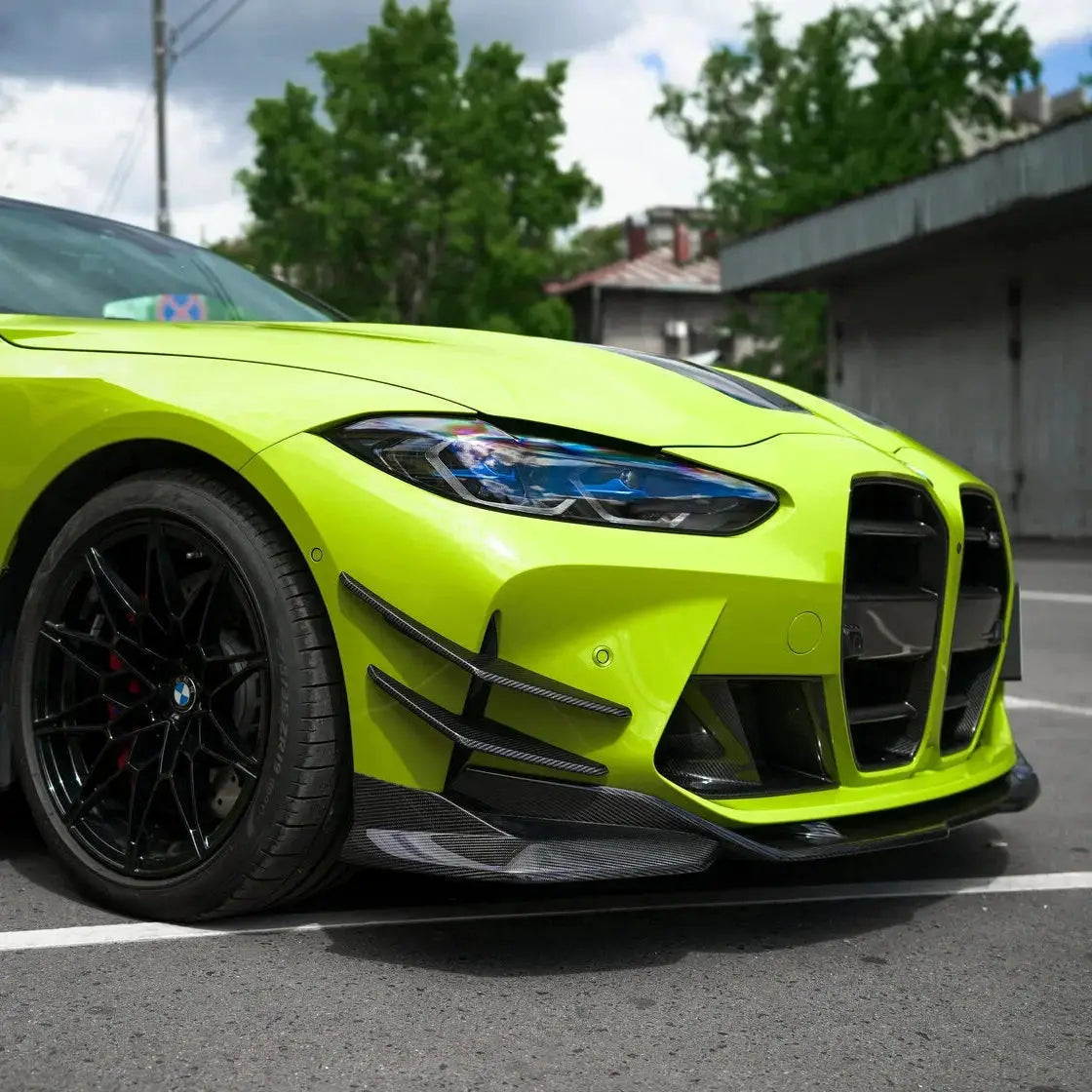 Vibráló lime zöld bmw m4 fekete carbon fiber első koptatóval sportos kipufogó rendszerhez g82 g83