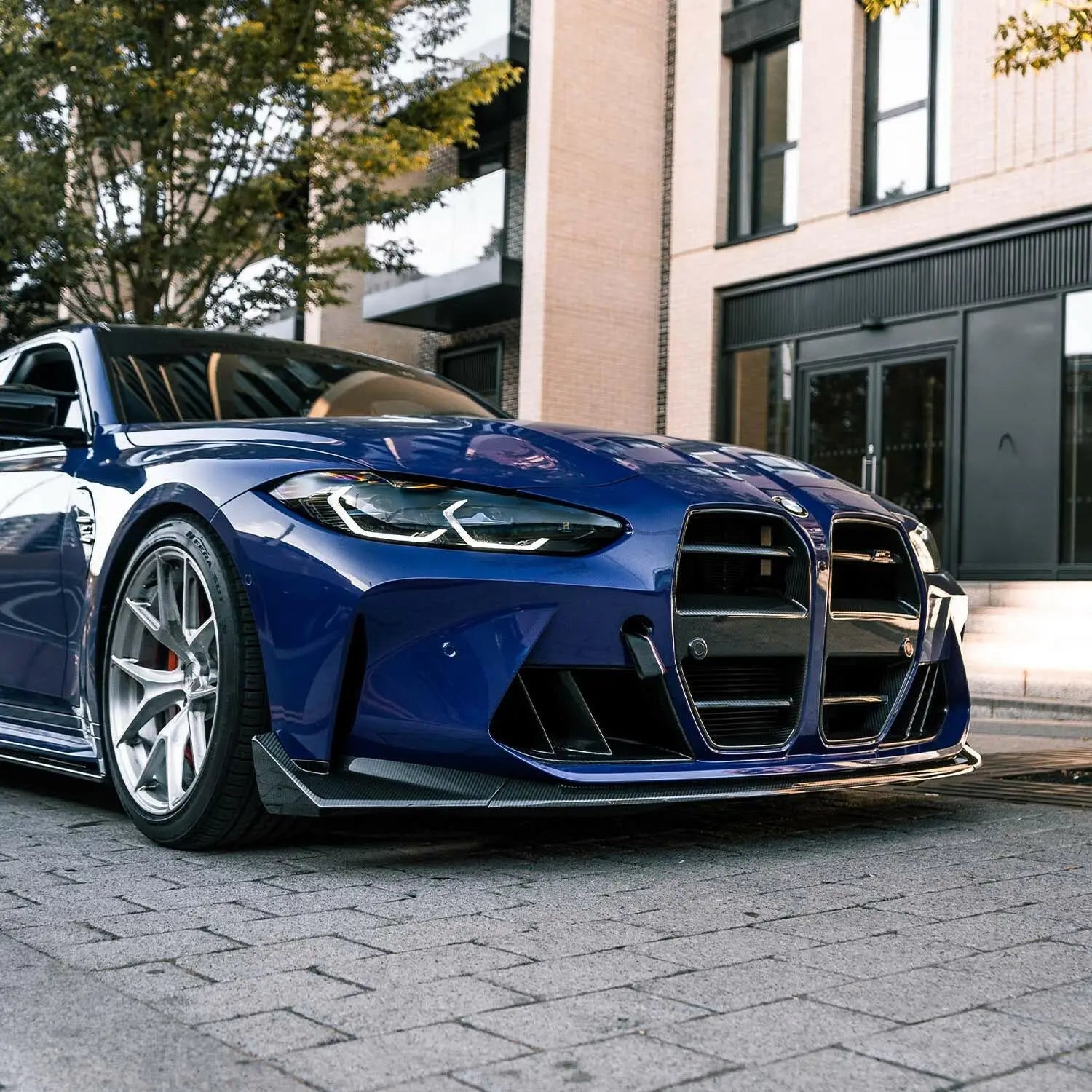 Mélykék metál bmw m4 carbon fiber első koptató az agresszív aerodinamikai stílussal a bmw m3 kipufogó rendszerhez