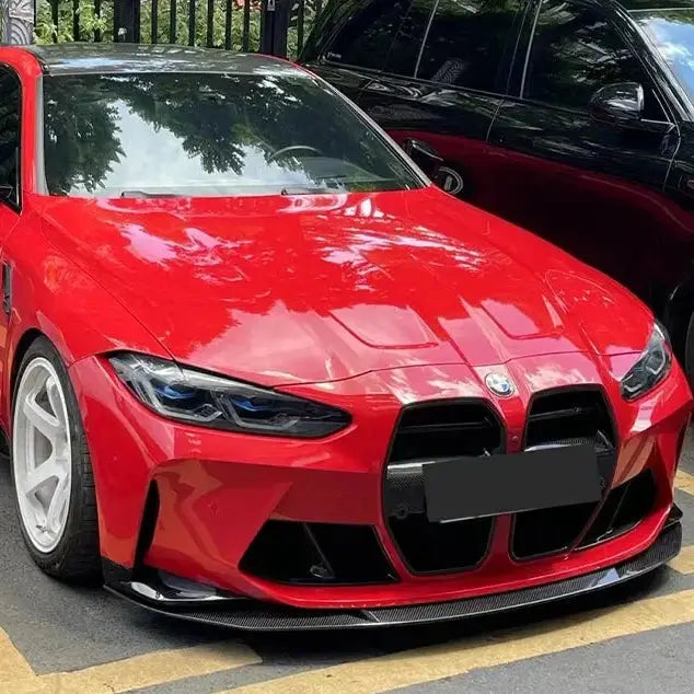Vibráló piros bmw m3 fekete karbon szálas első koptatóval az optimalizált kipufogó rendszerhez