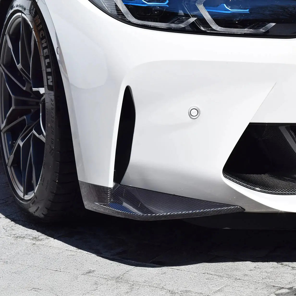 Fehér bmw m3 első koptató carbon fiberből kék fénnyel a fényszórókban a kipufogó rendszer kiegészítőjeként
