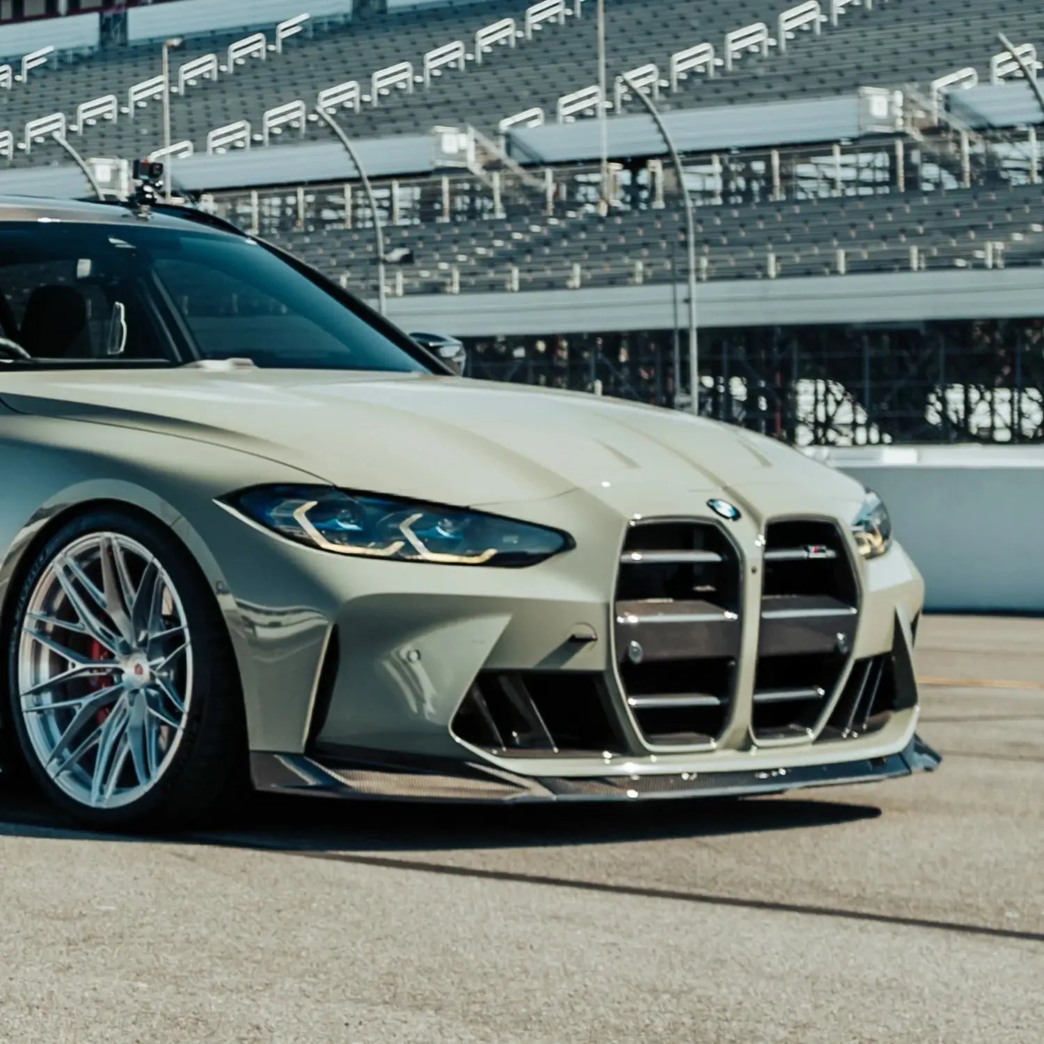 Bmw m3 kipufogó rendszerhez készült első koptató carbon fiber matt zsályazöld g80 g81 m3 modellen