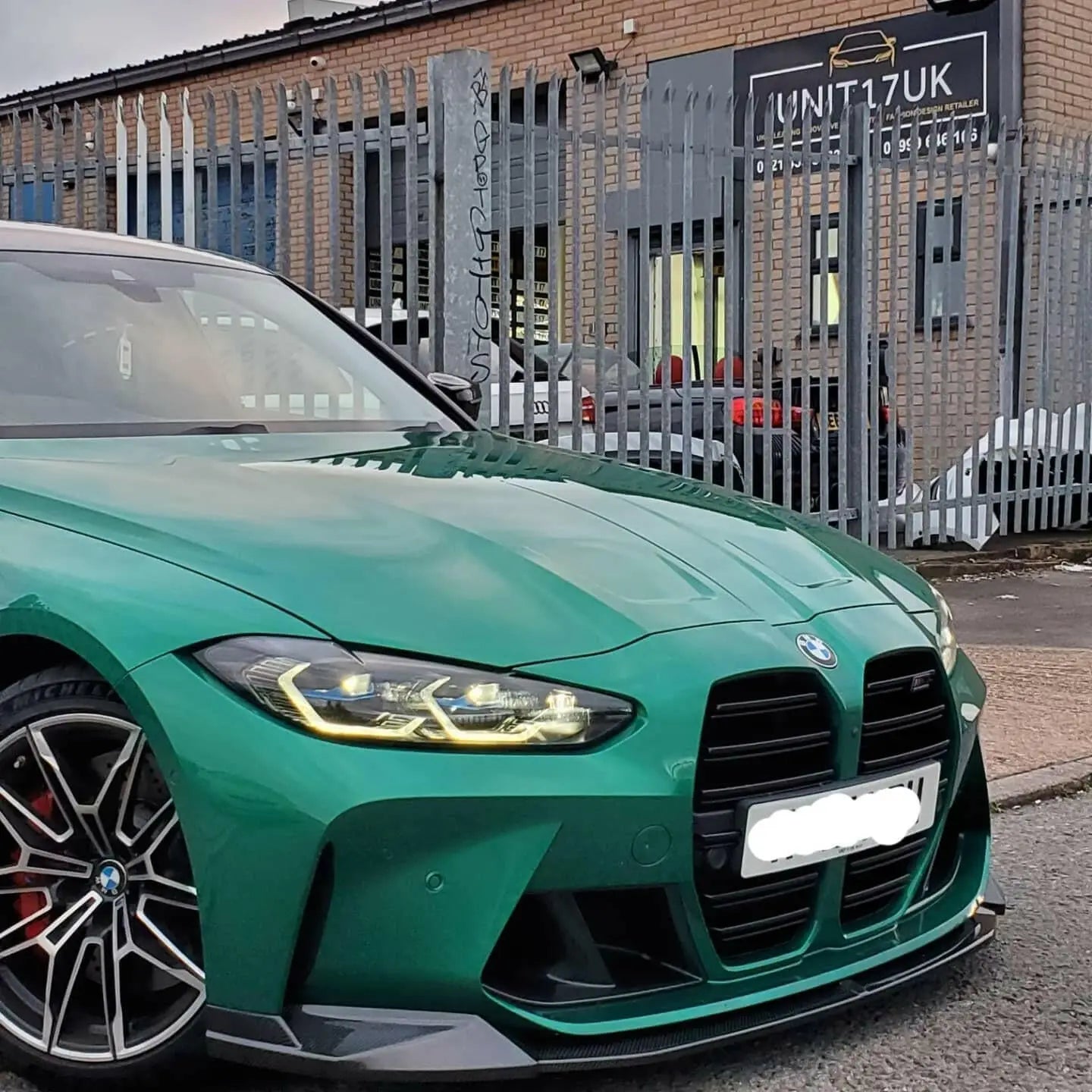Vibráló smaragdzöld bmw m3 carbon fiber első koptató sportos design fekete könnyűfém kerékkel kipufogó rendszerhez