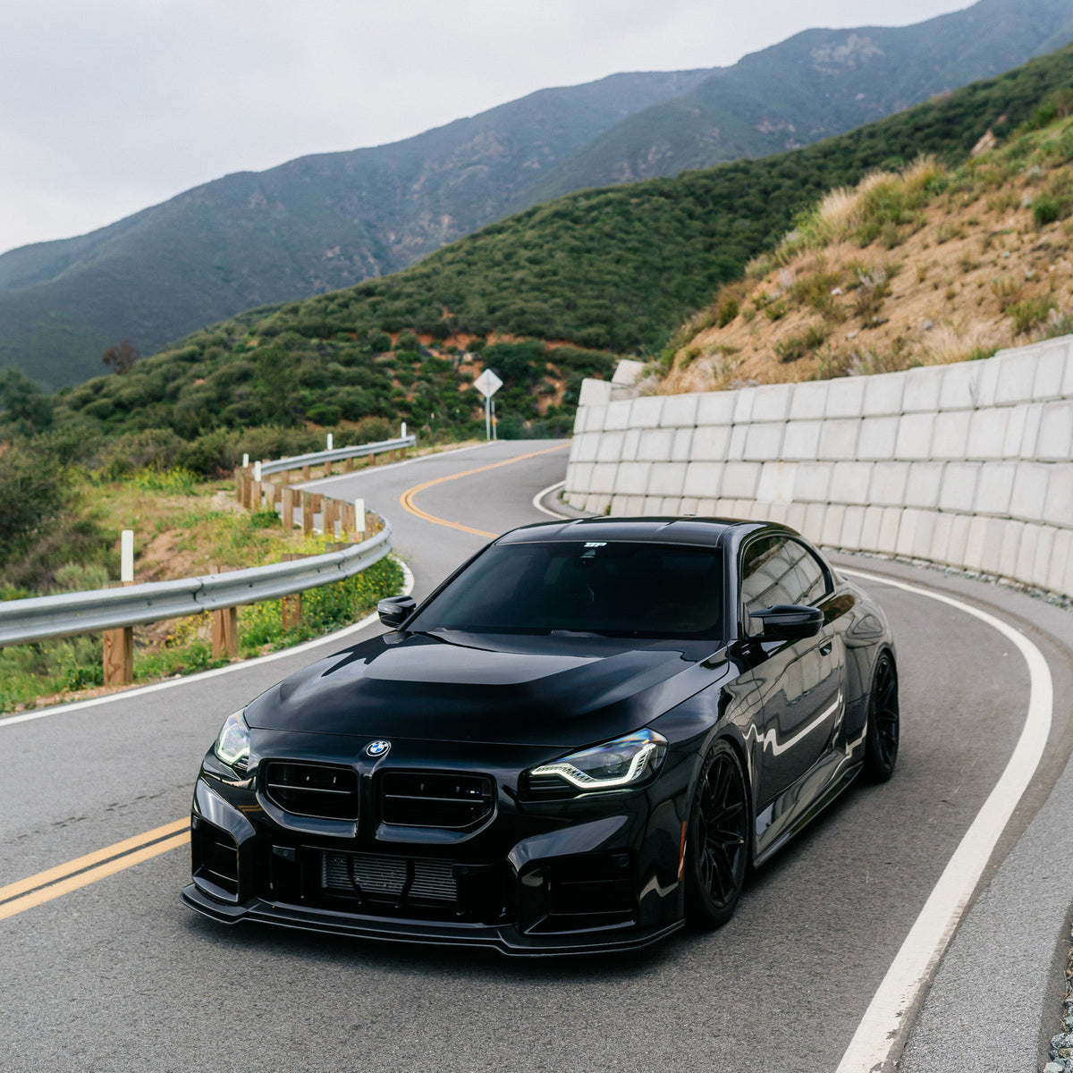 Fekete BMW G87 M2 carbon fiber első koptatóval (AN Adjustable Style)