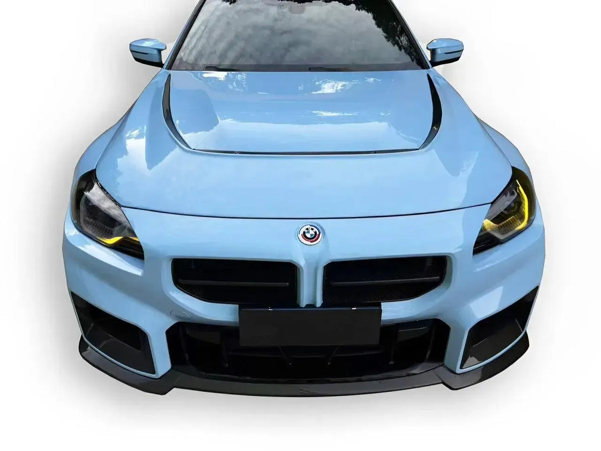 Világoskék BMW G87 M2 carbon fiber első koptatóval (AN GT Style)