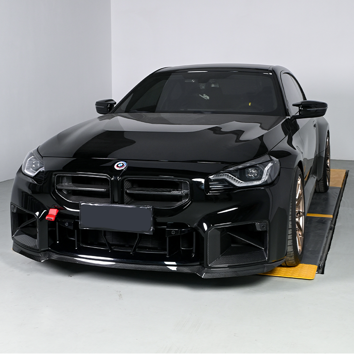 Fekete BMW G87 M2 carbon fiber első koptatóval (CS Style)