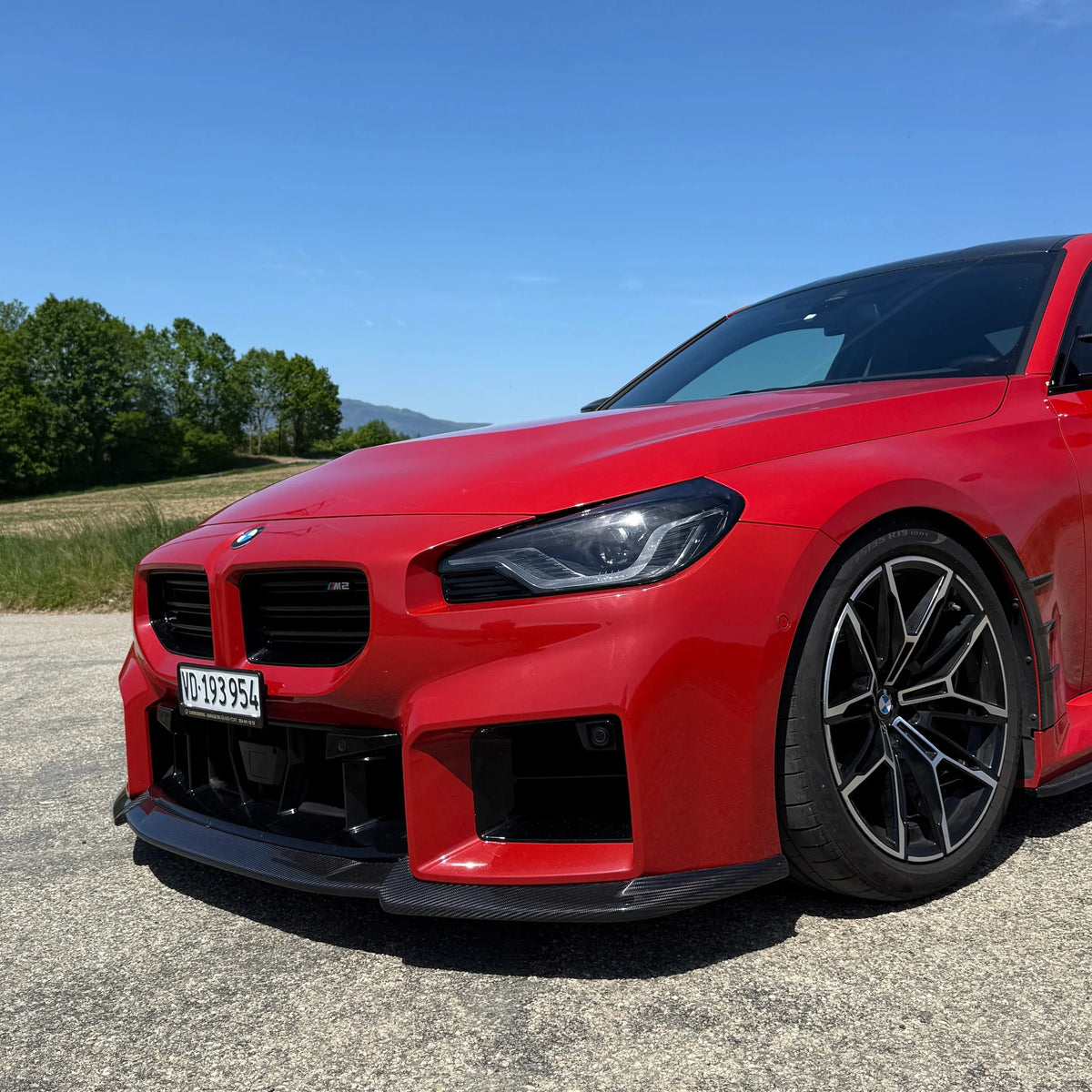 Piros BMW G87 M2 carbon fiber első koptatóval (CT Style)