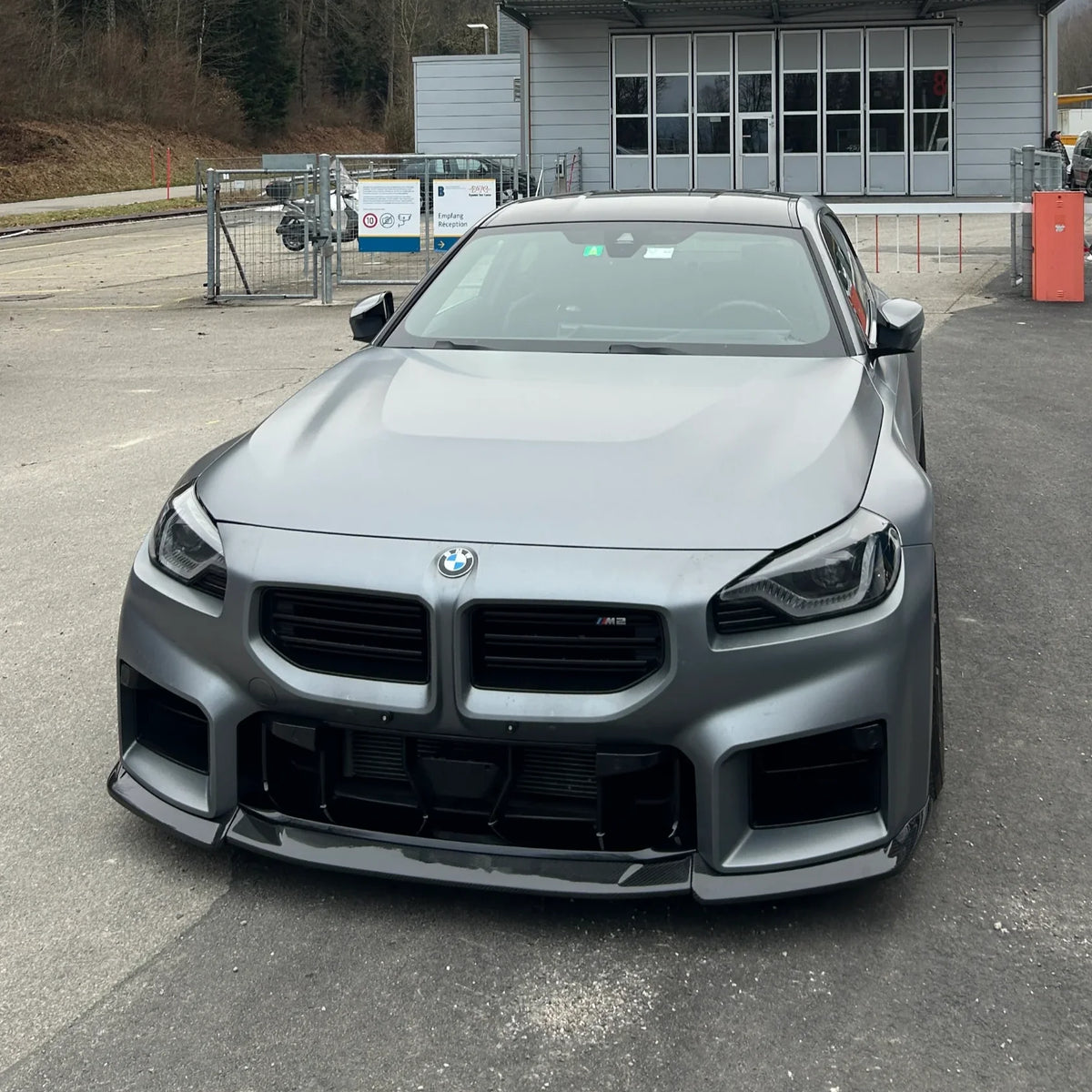 Szürke BMW G87 M2 carbon fiber első koptatóval (CT Style)
