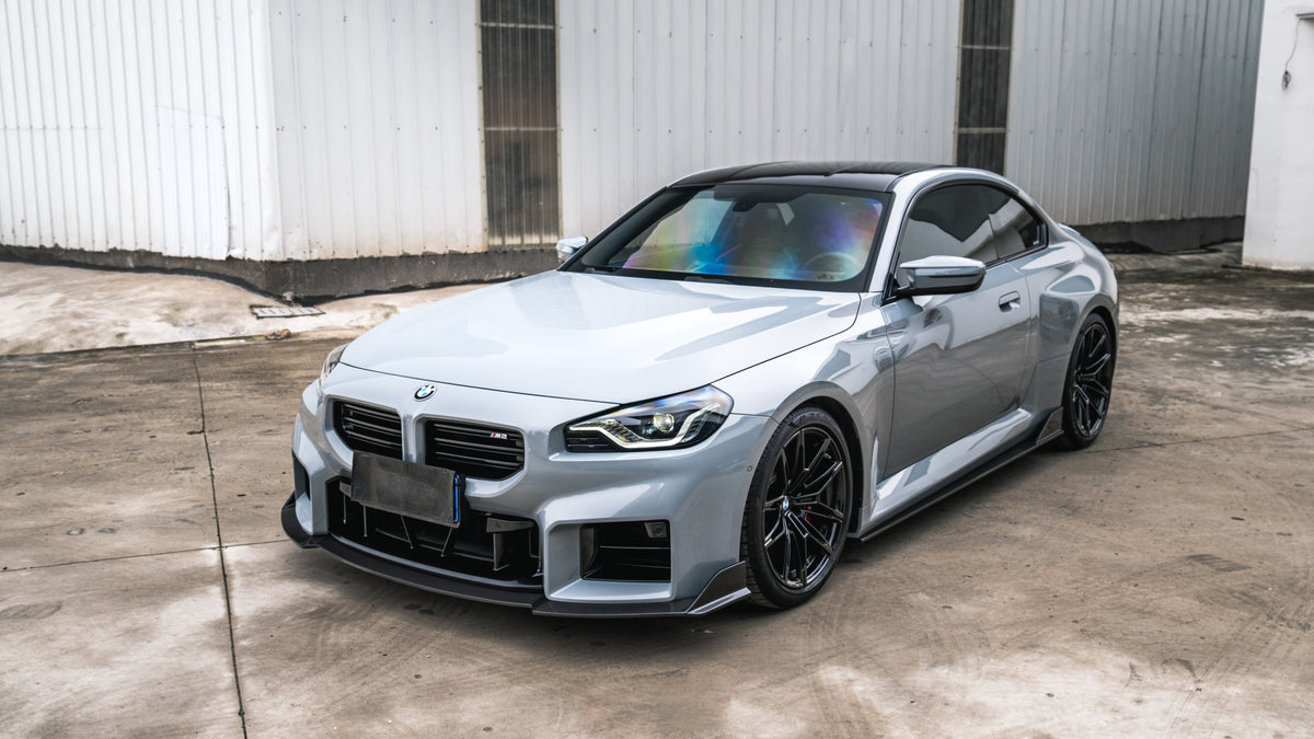 Ezüst BMW G87 M2 carbon fiber első koptatóval (MX Style)