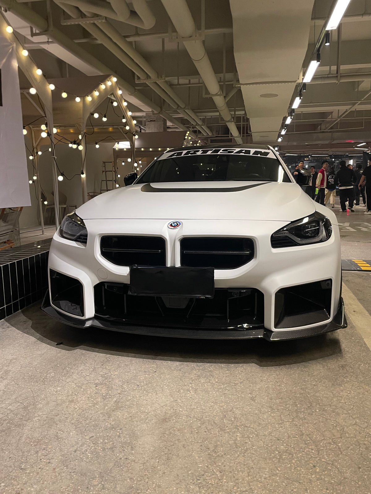 Fehér BMW G87 M2 carbon fiber első koptatóval (MX Style)