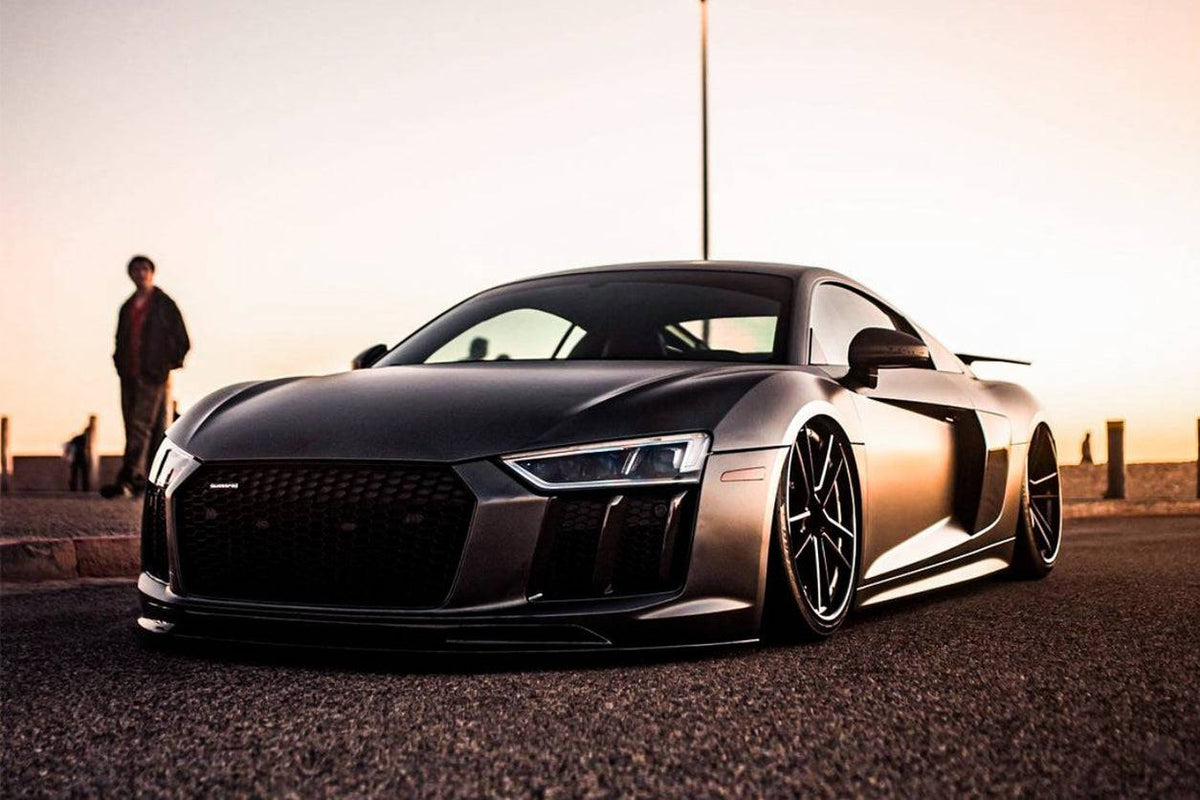 Matt szürke Audi R8 4S Coupé 3/4 elölnézetből naplementében, felszerelt carbon első koptatóval (VRS Style)