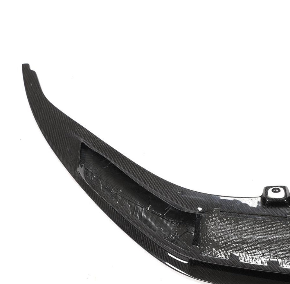 Close-up of the carbon front splitter end, top side with mounting tab (VRS Style) – Audi R8 4S (2015–2018)