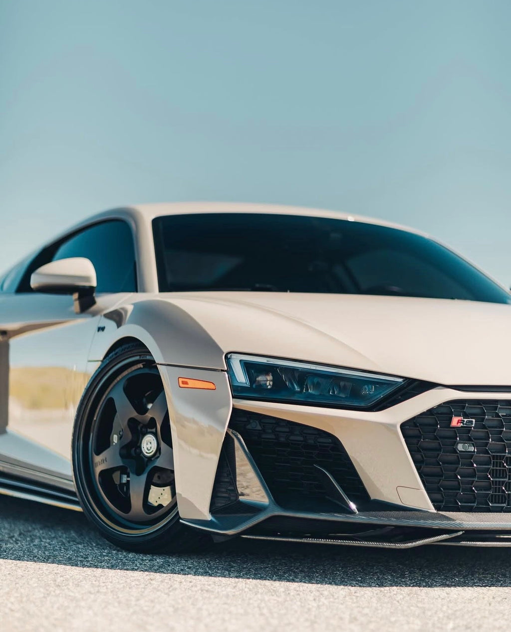 Beige Audi R8 4S Facelift front close-up, 3/4 view, with two-tier carbon front lip (Capristo Style)