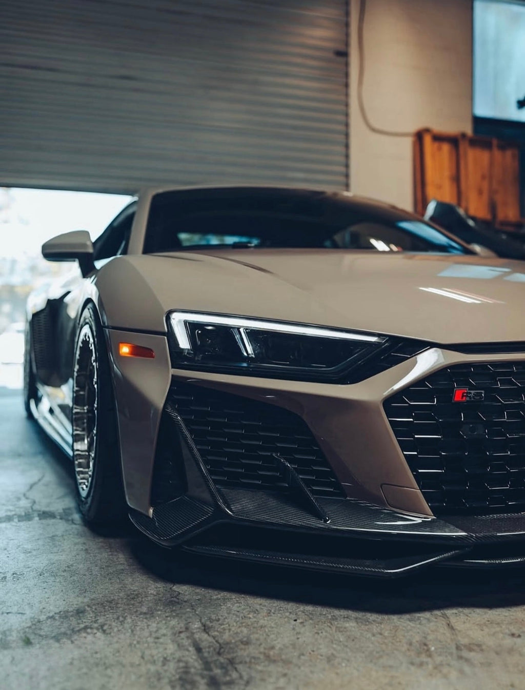 Beige Audi R8 4S Facelift in a garage, front 3/4 view, with fitted carbon front lip (Capristo Style)