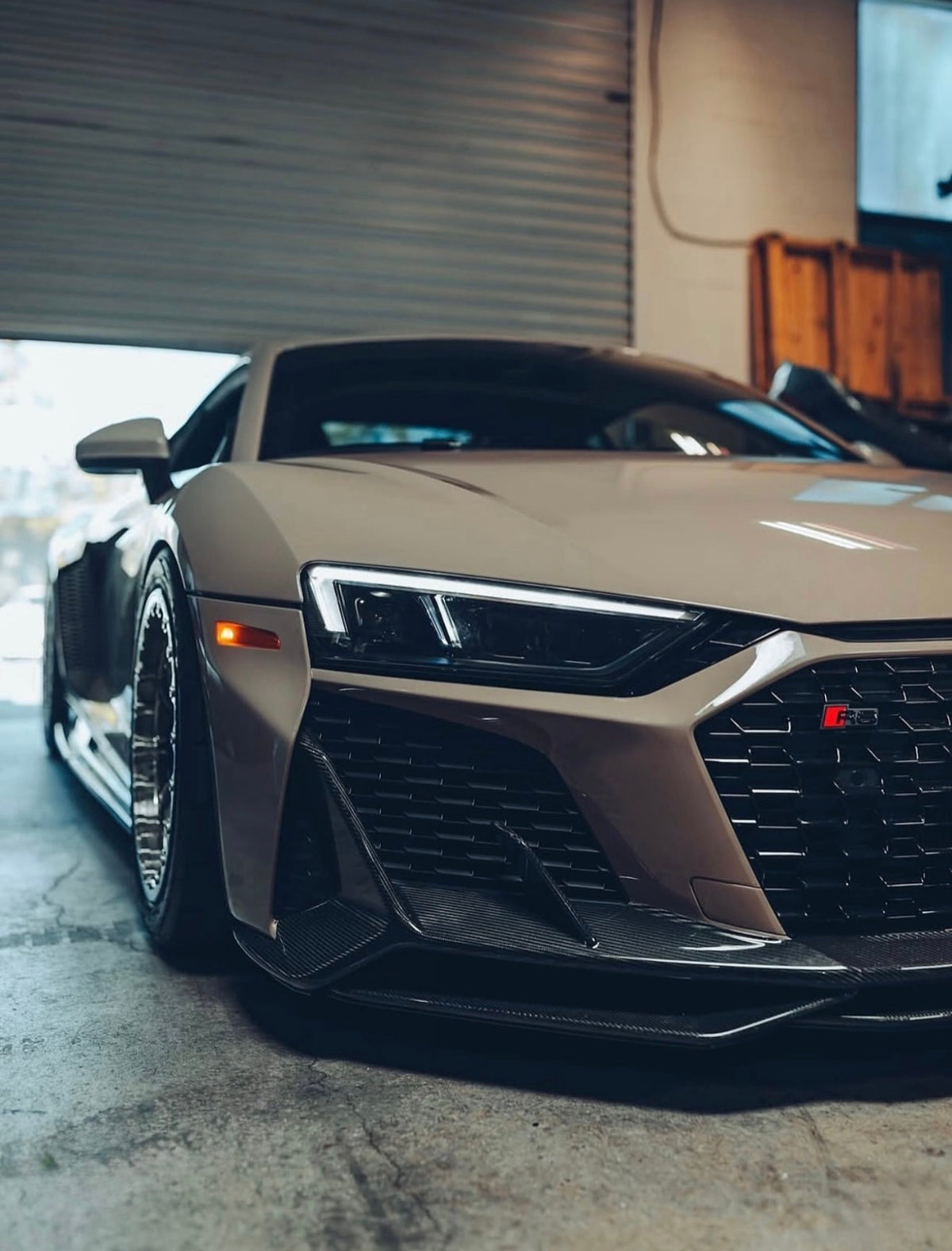 Beige Audi R8 4S Facelift in a garage, front 3/4 view, with fitted carbon front lip (Capristo Style)