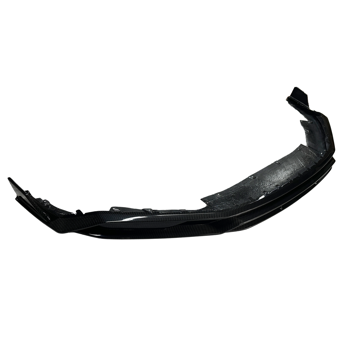 Carbon első splitter sarokuszonyokkal, 3/4 nézetben (MT Style) – Audi R8 4S Facelift