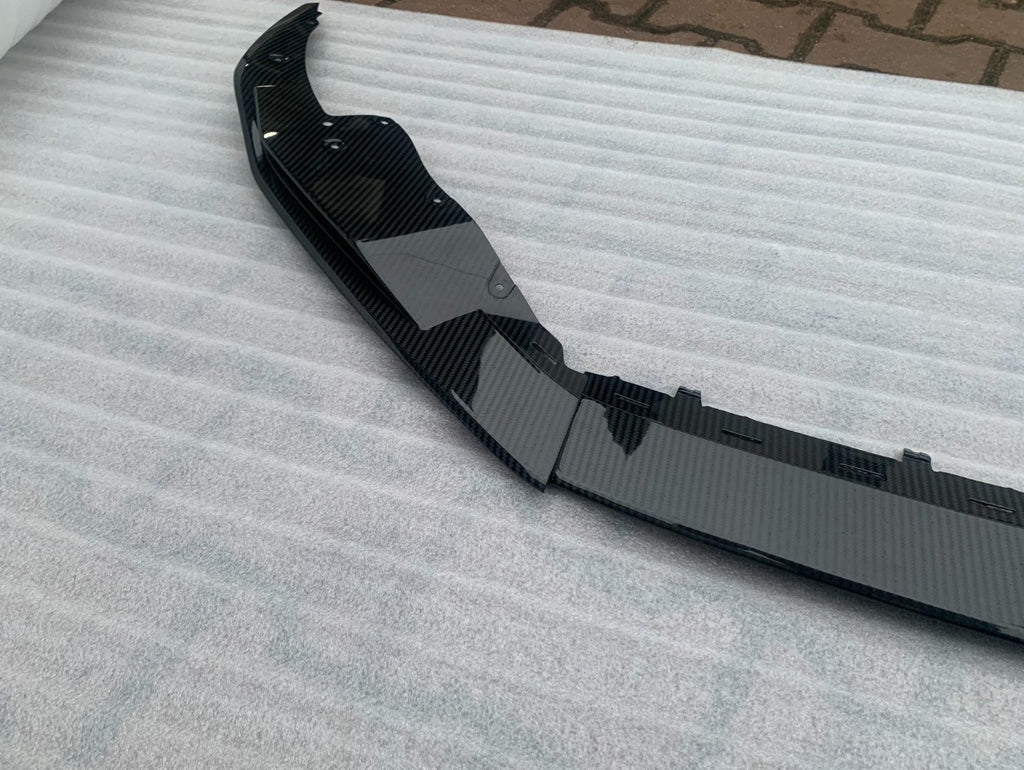 Side and center pieces of the 3-piece carbon front splitter, 3/4 view (OEM Style) – Audi R8 4S Facelift
