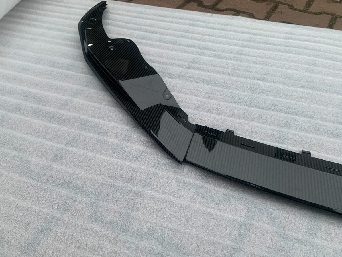 Side and center pieces of the 3-piece carbon front splitter, 3/4 view (OEM Style) – Audi R8 4S Facelift