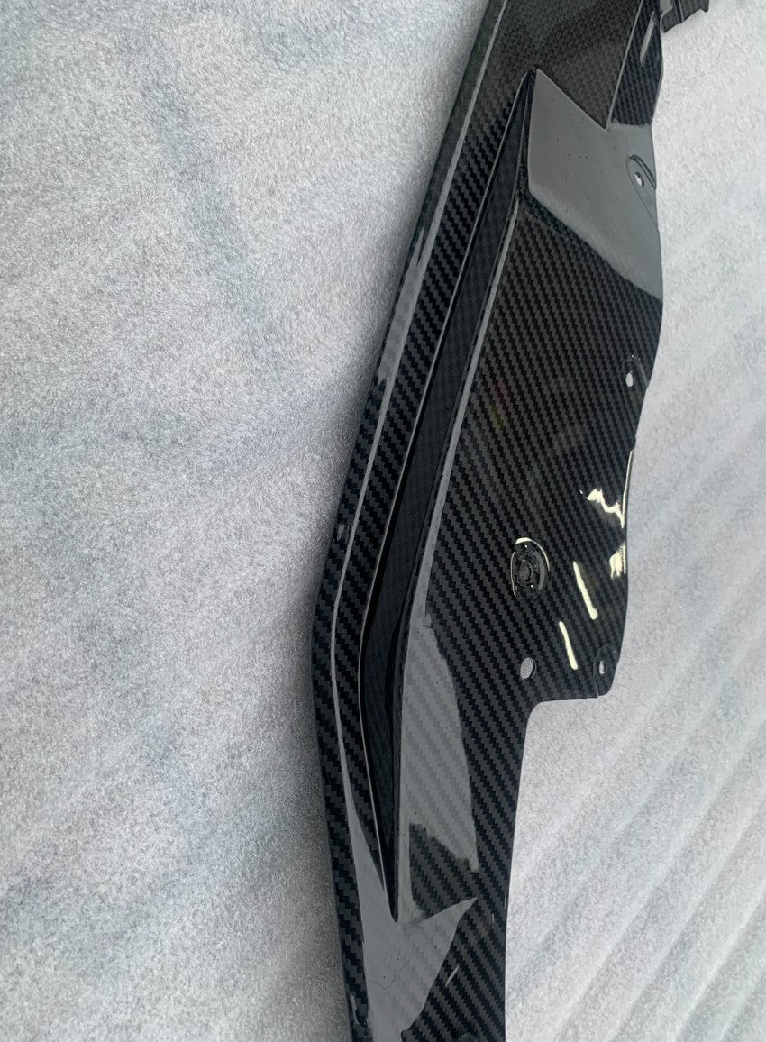 Close-up of the carbon weave on the front splitter side piece (OEM Style) – Audi R8 4S Facelift