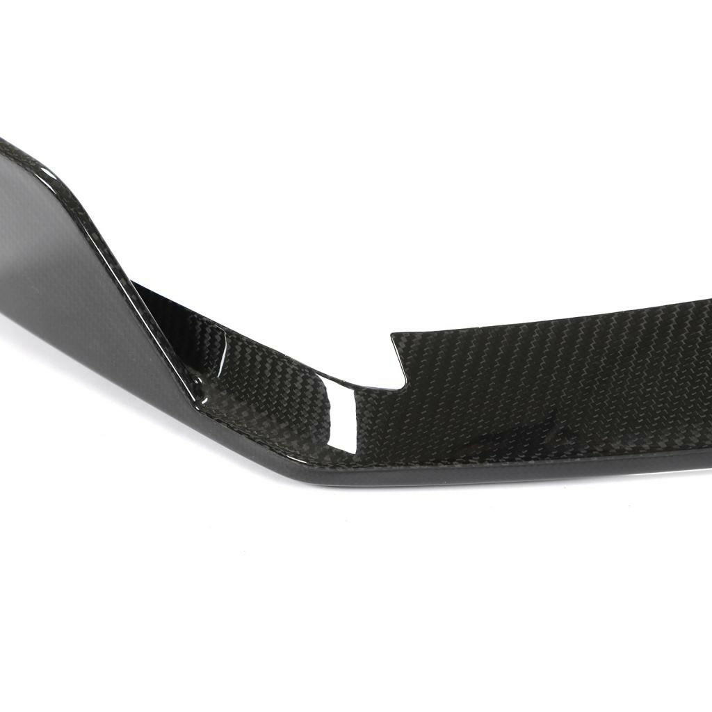 Első koptató sarokelemének kivágása és fényes carbon szövése közelről (Euro V1 Style) – Audi RS6 C8 / RS7 C8