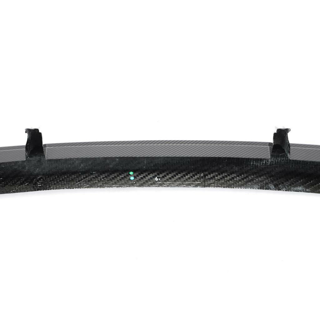 Az első koptató középrésze rögzítőfülekkel és carbon szövéssel, közelről (Euro V3 Style) – Audi RS6 C8 / RS7 C8