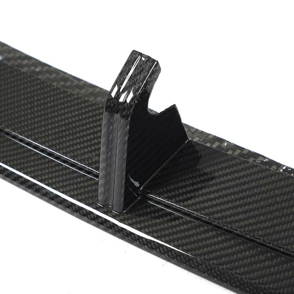 Carbon első koptató rögzítőkonzolja és szövésmintája közelről (Euro V3 Style) – Audi RS6 C8 / RS7 C8