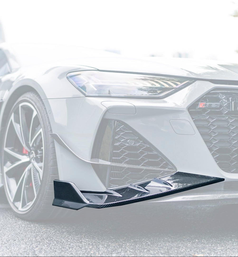 Világos színű C8 első sarka közelről, kiemelt bordás carbon sarok splitterrel (KB Style) – Audi RS6 C8 / RS7 C8