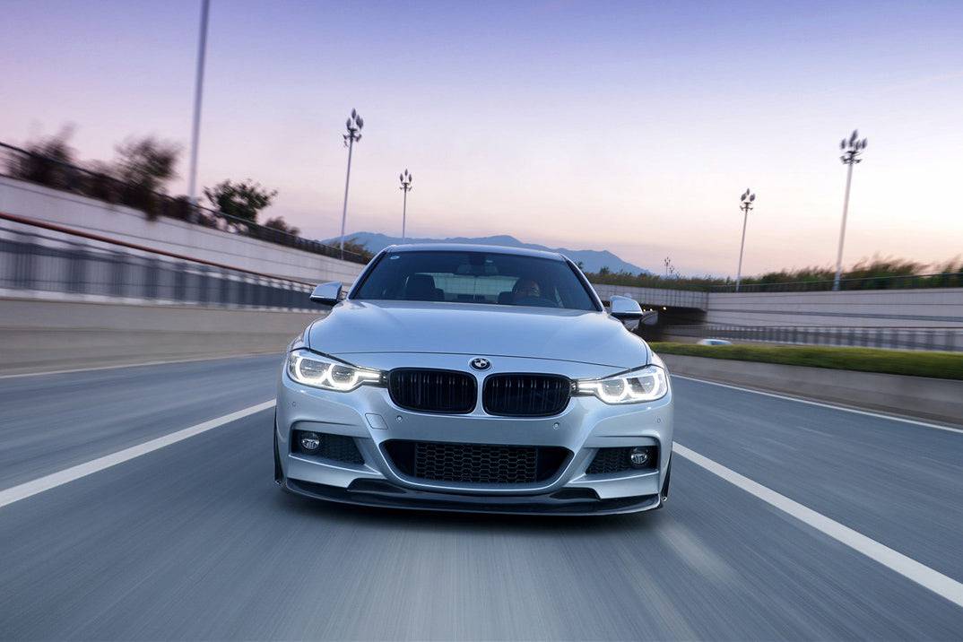 Ezüst BMW F30 menet közben szemből, felszerelt carbon első koptatóval (GV Style)