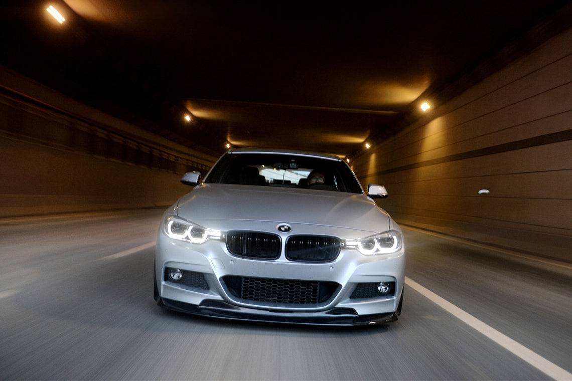 Ezüst BMW F30 alagútban szemből, felszerelt carbon fiber első koptatóval (GV Style)