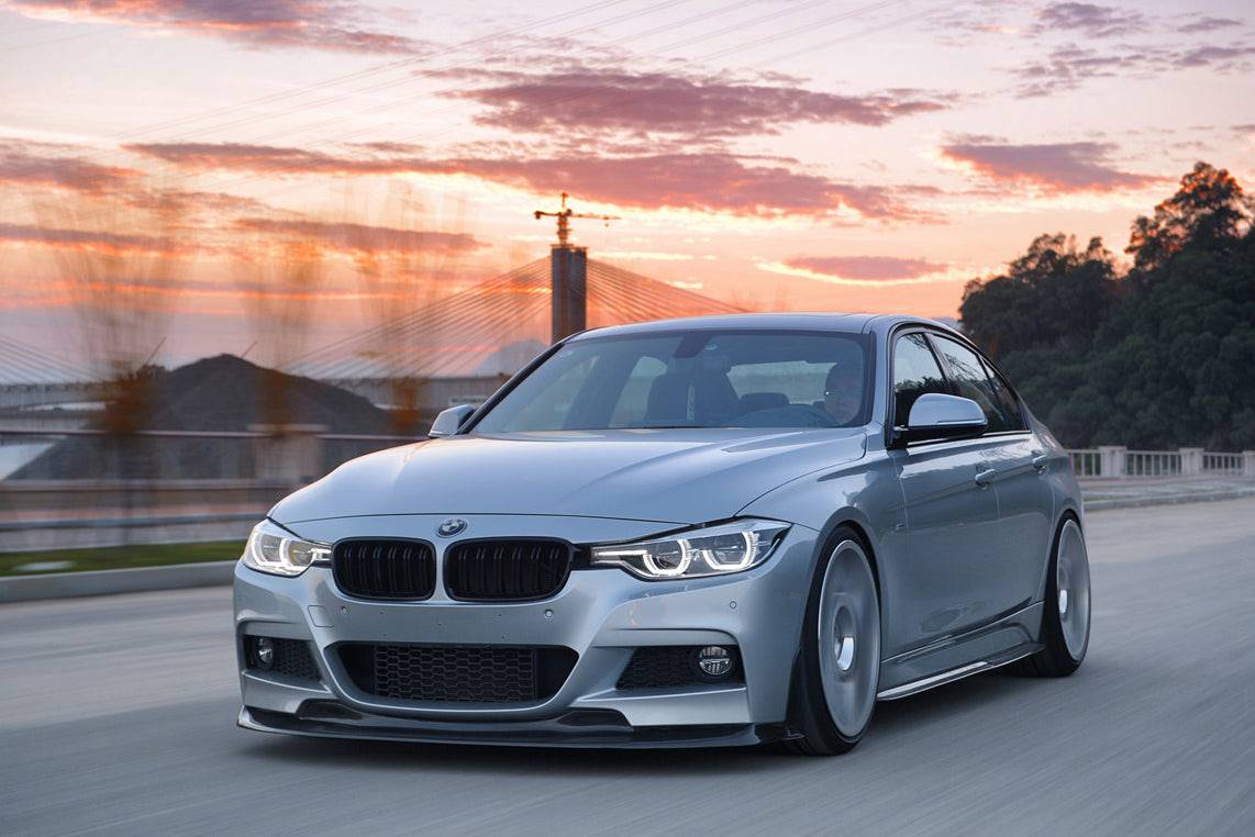 Ezüst BMW F30 LCI naplementében, első 3/4-es nézet, felszerelt carbon első koptató szettel (GV Style)