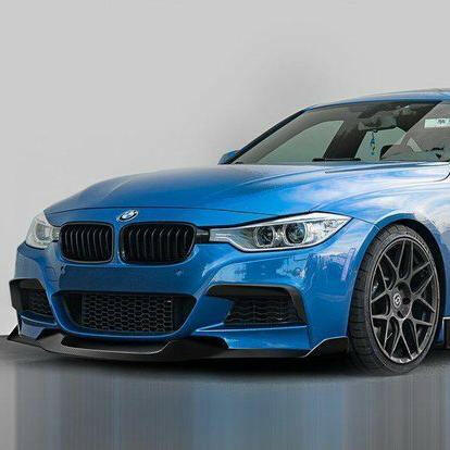 Kék BMW F30 első 3/4-es nézetből szürke stúdióháttér előtt, carbon első koptatóval (MAD Style)