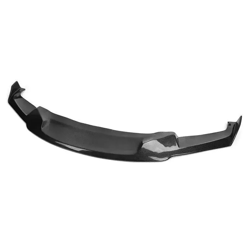 Egyrészes carbon első koptató első 3/4-es nézetből, fehér háttéren (MAD Style) – BMW F30 3-as sorozat