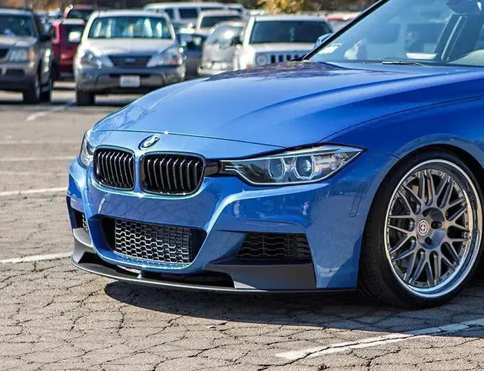 Kék BMW F30 parkolóban, első 3/4-es nézetből, carbon fiber első koptatóval (MP Style)