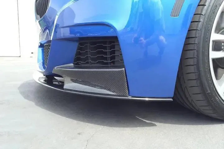 Kék BMW F30 első lökhárító sarka közelről, a carbon első koptató oldalsó végével (MP Style)